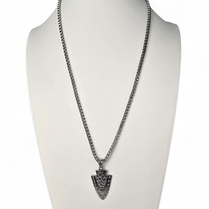 Justin Boots Arrowhead Hammered Silver Pendant Necklace‎